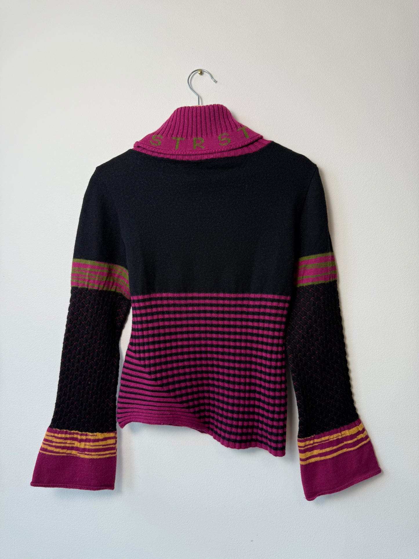 Vintage Oliver STR Elli Women's Black & Pink Patterned Bell-Sleeve Sweater
