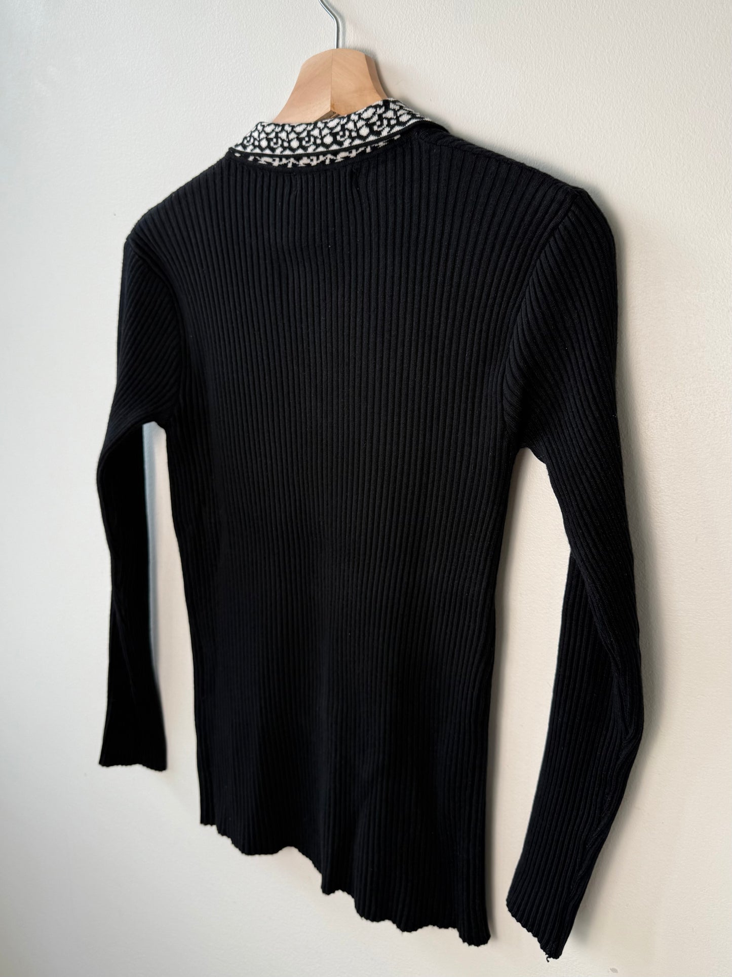 BELLE DE SERA Women's Black Ribbed Knit Sweater with Floral Collar